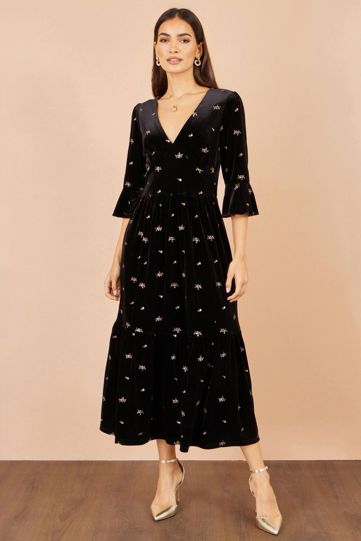 Yumi sort midi-kjole i velour med broderi