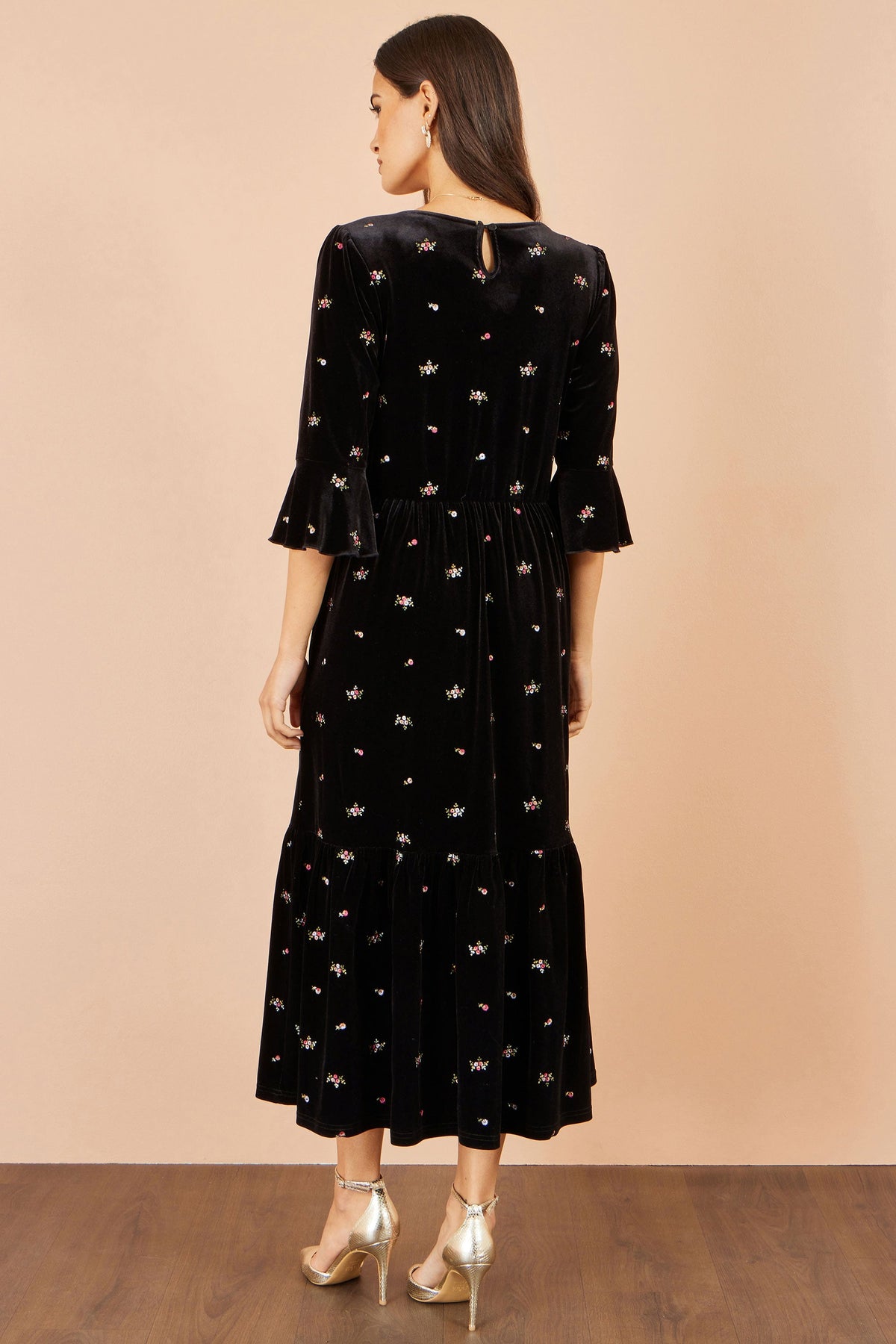 Yumi sort midi-kjole i velour med broderi