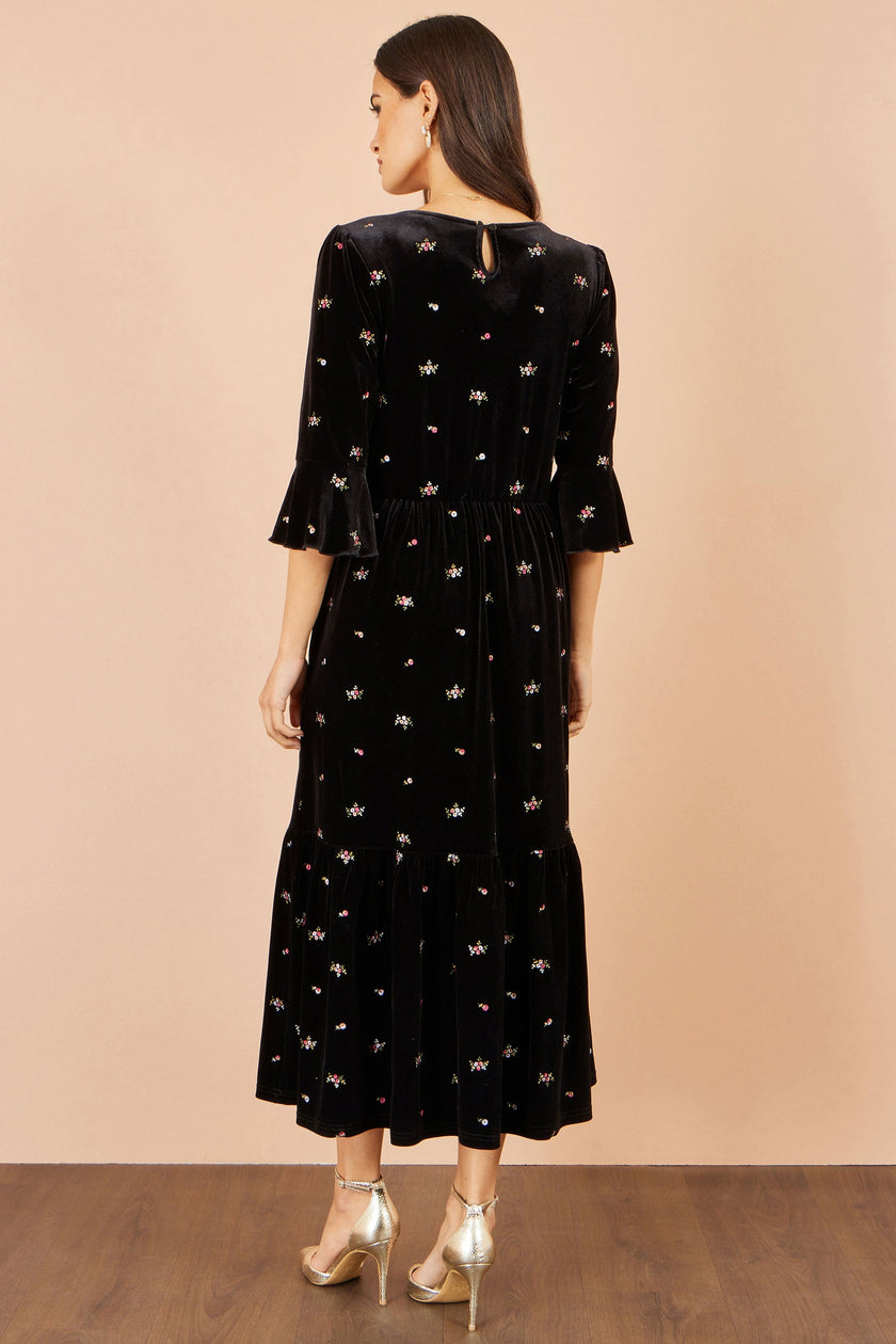 Yumi sort midi-kjole i velour med broderi