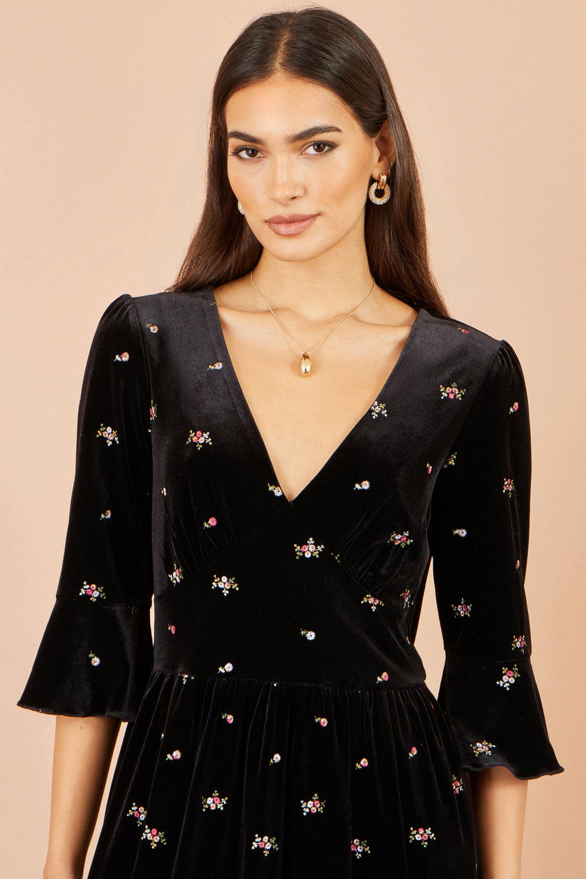 Yumi sort midi-kjole i velour med broderi