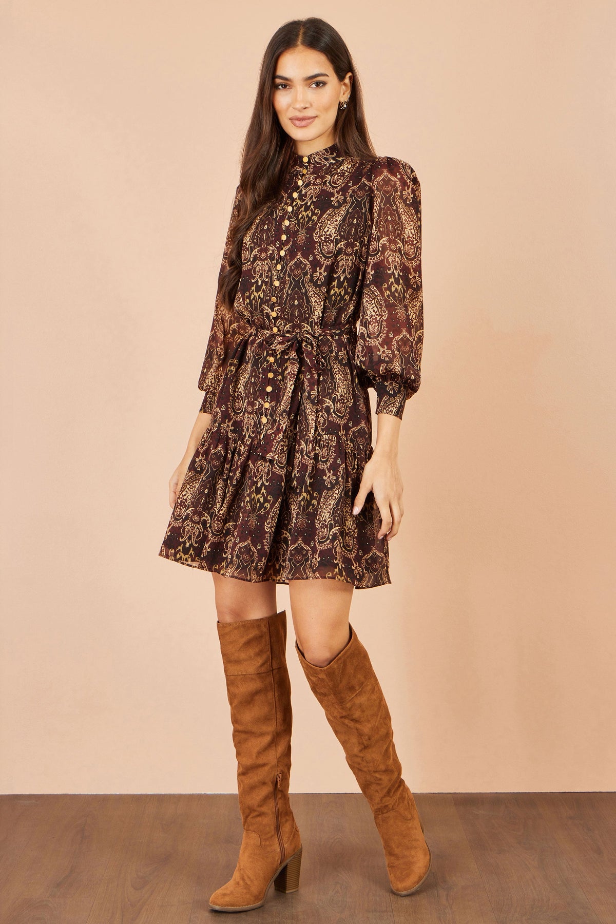 Vestido camisero de manga larga con estampado paisley de Yumi Brown