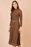 Vestido midi de encaje con cuello alto Yumi Brown