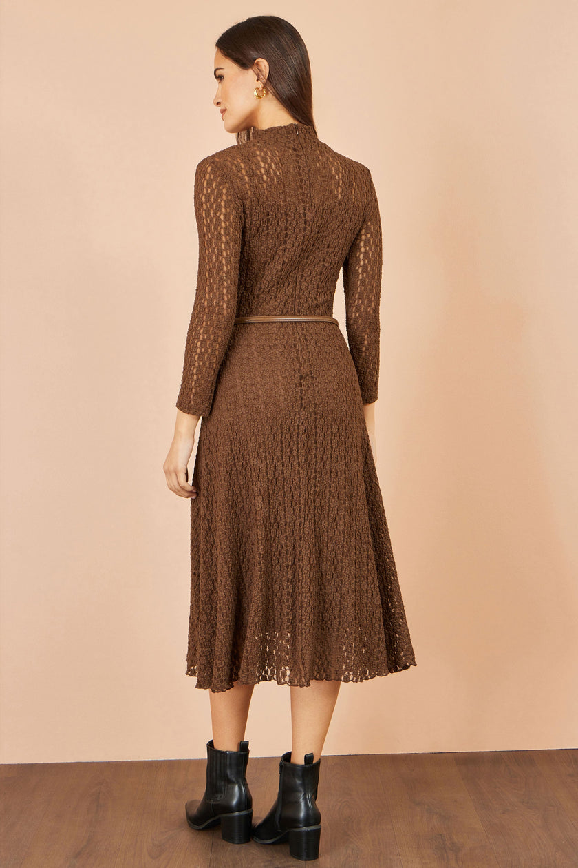 Vestido midi de encaje con cuello alto Yumi Brown