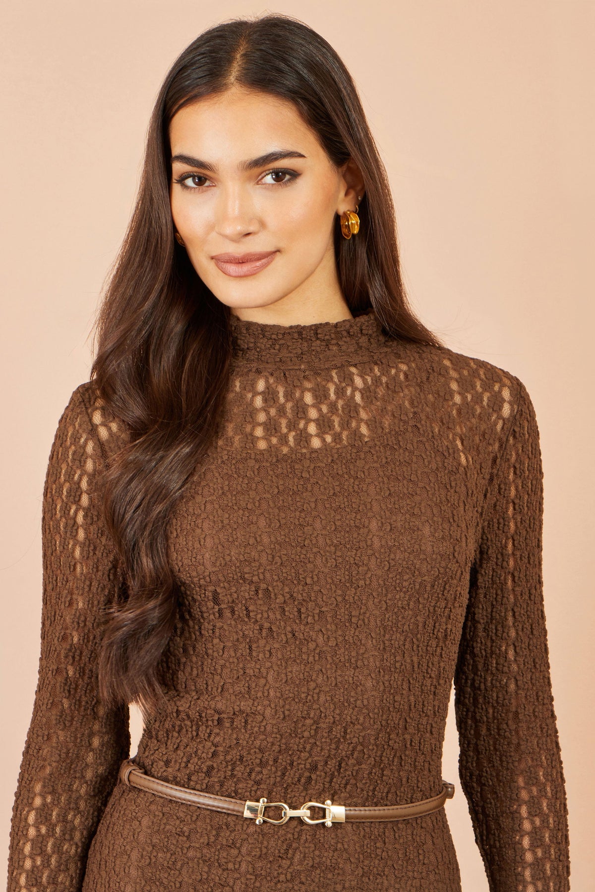 Vestido midi de encaje con cuello alto Yumi Brown