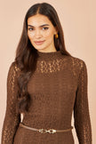 Vestido midi de encaje con cuello alto Yumi Brown
