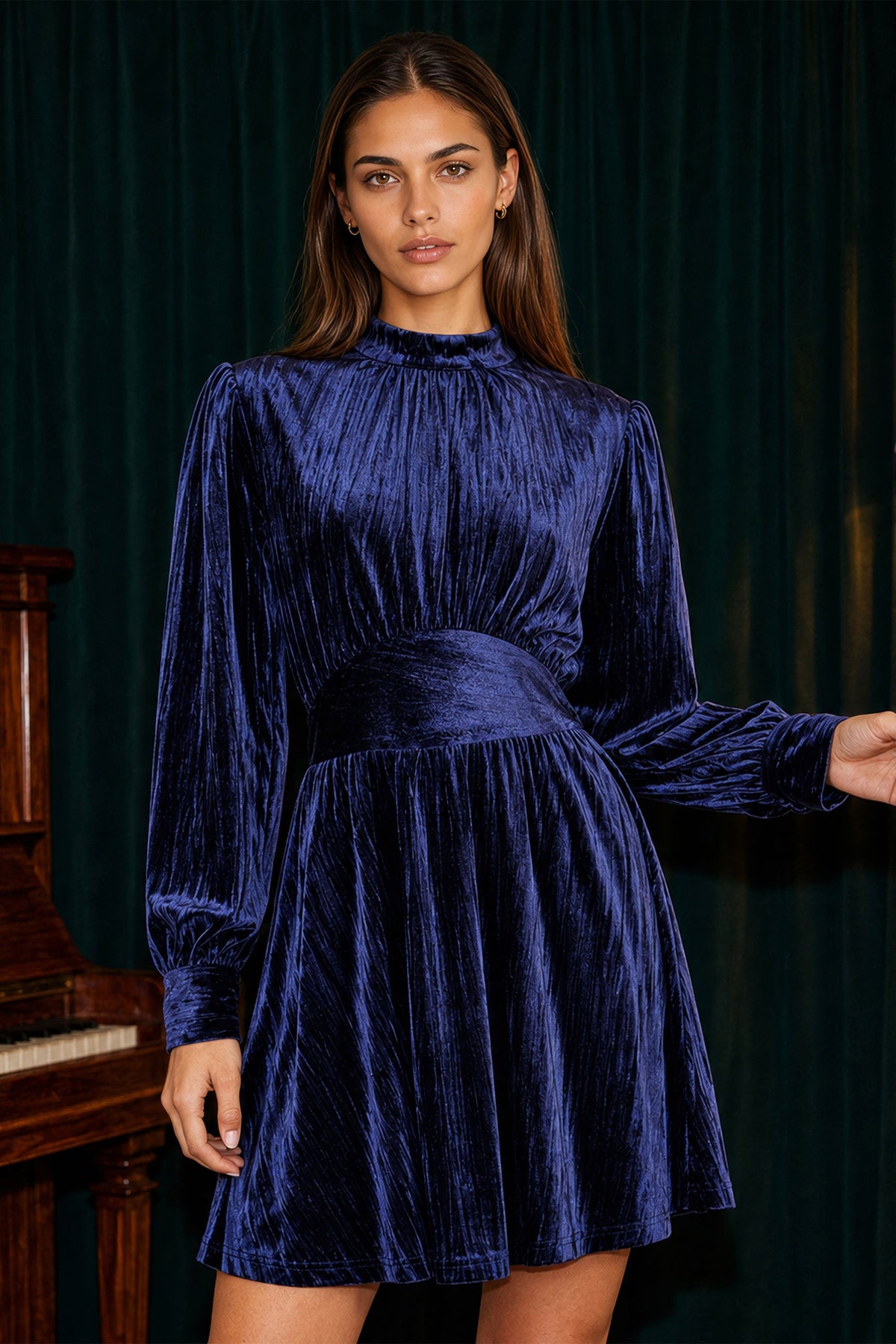 Yumi Marineblaues Samt-Skaterkleid mit geraffter Taille