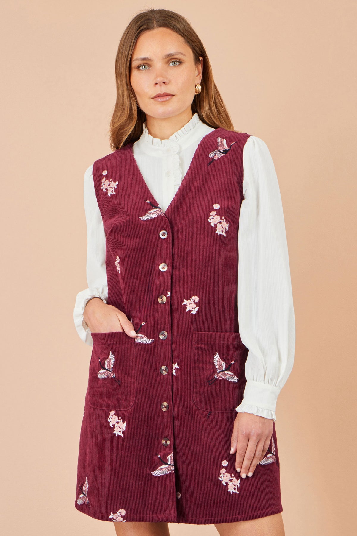 Yumi Burgunderrotes Trägerkleid mit Kranich-Stickerei und Knopfleiste