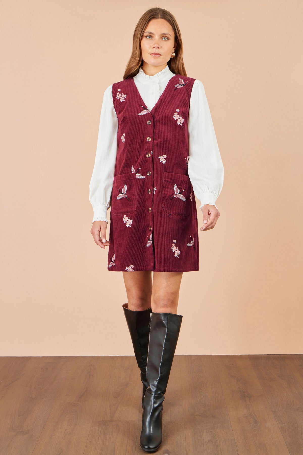 Yumi Burgunderrotes Trägerkleid mit Kranich-Stickerei und Knopfleiste