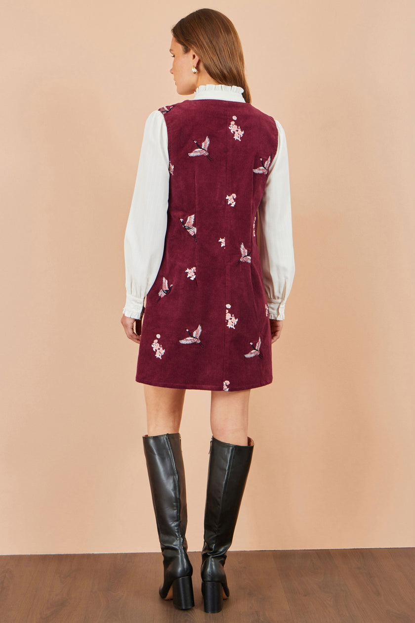 Yumi Burgunderrotes Trägerkleid mit Kranich-Stickerei und Knopfleiste