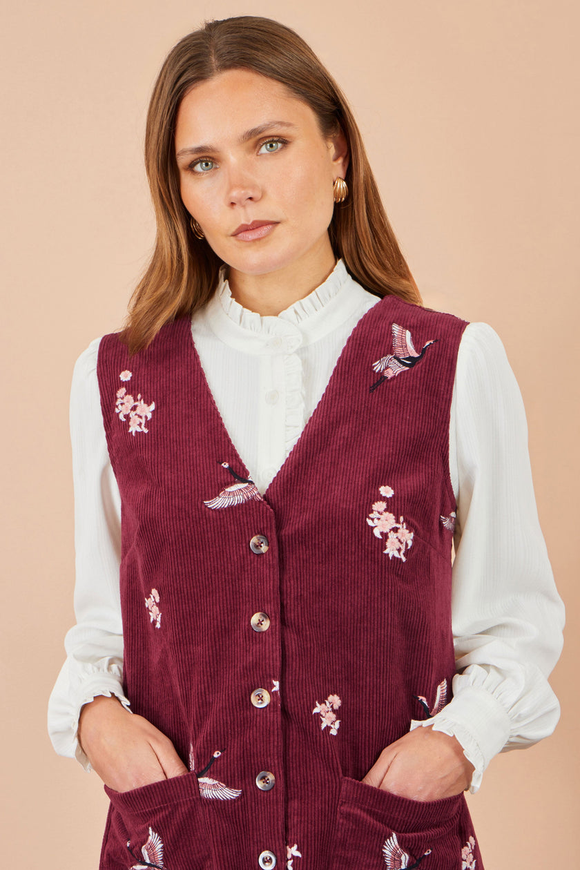 Yumi Burgunderrotes Trägerkleid mit Kranich-Stickerei und Knopfleiste
