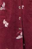 Yumi Burgunderrotes Trägerkleid mit Kranich-Stickerei und Knopfleiste