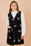 Yumi Schwarzes Pinafore-Kleid mit Kranich-Stickerei und Knopfleiste