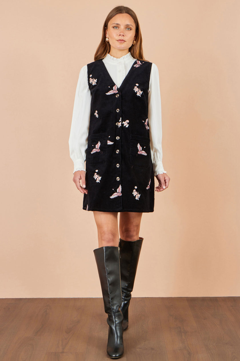 Yumi Schwarzes Pinafore-Kleid mit Kranich-Stickerei und Knopfleiste