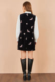 Yumi Schwarzes Pinafore-Kleid mit Kranich-Stickerei und Knopfleiste