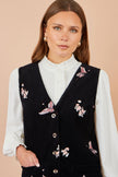 Yumi Schwarzes Pinafore-Kleid mit Kranich-Stickerei und Knopfleiste