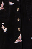Yumi Schwarzes Pinafore-Kleid mit Kranich-Stickerei und Knopfleiste