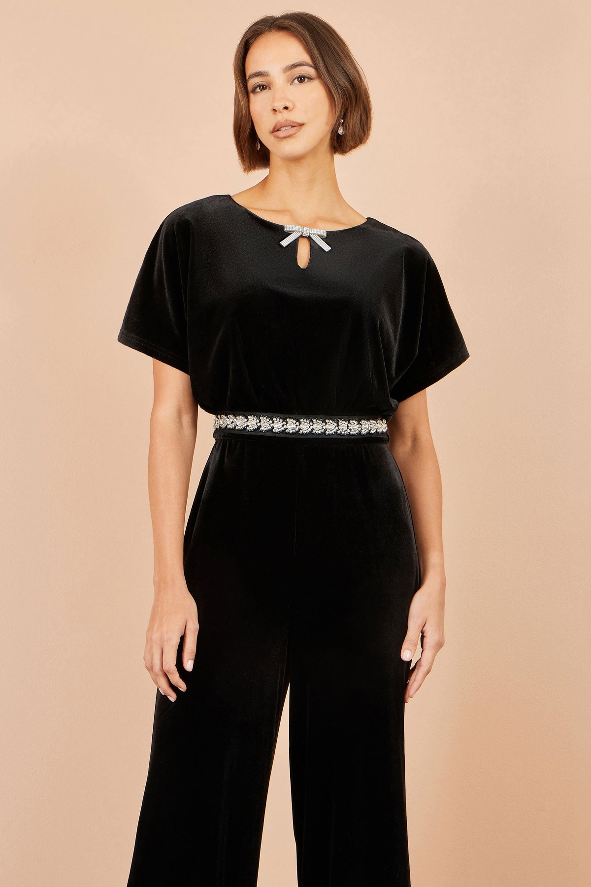 Yumi sort fløjlsjumpsuit med diamantudsmykning