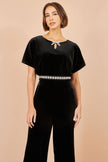 Yumi sort fløjlsjumpsuit med diamantudsmykning