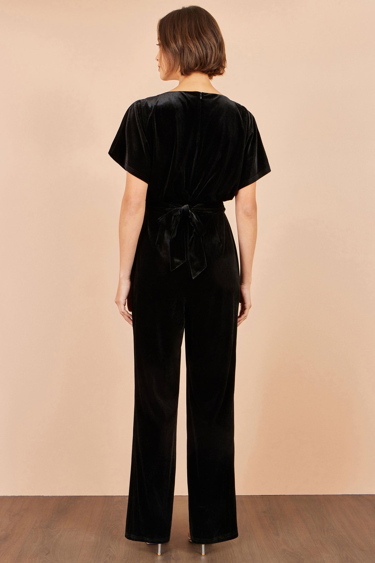 Yumi sort fløjlsjumpsuit med diamantudsmykning
