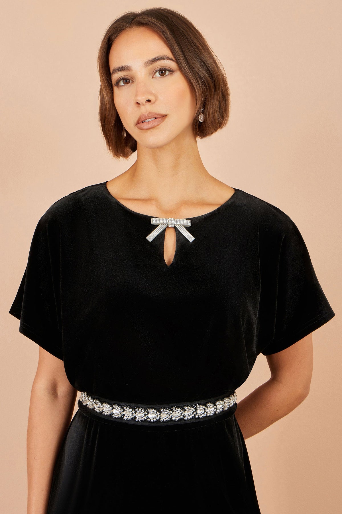 Yumi sort fløjlsjumpsuit med diamantudsmykning