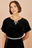 Yumi sort fløjlsjumpsuit med diamantudsmykning