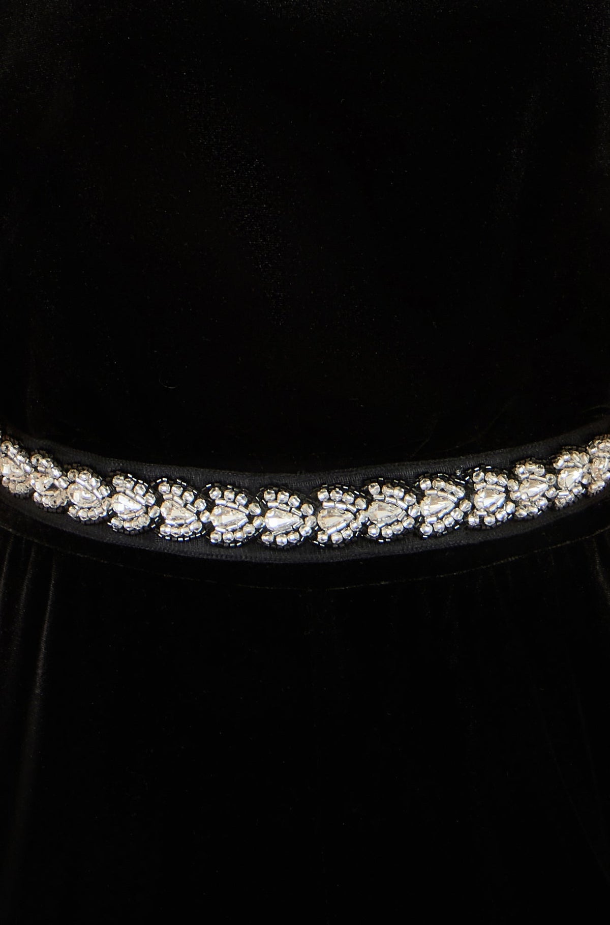 Yumi sort fløjlsjumpsuit med diamantudsmykning