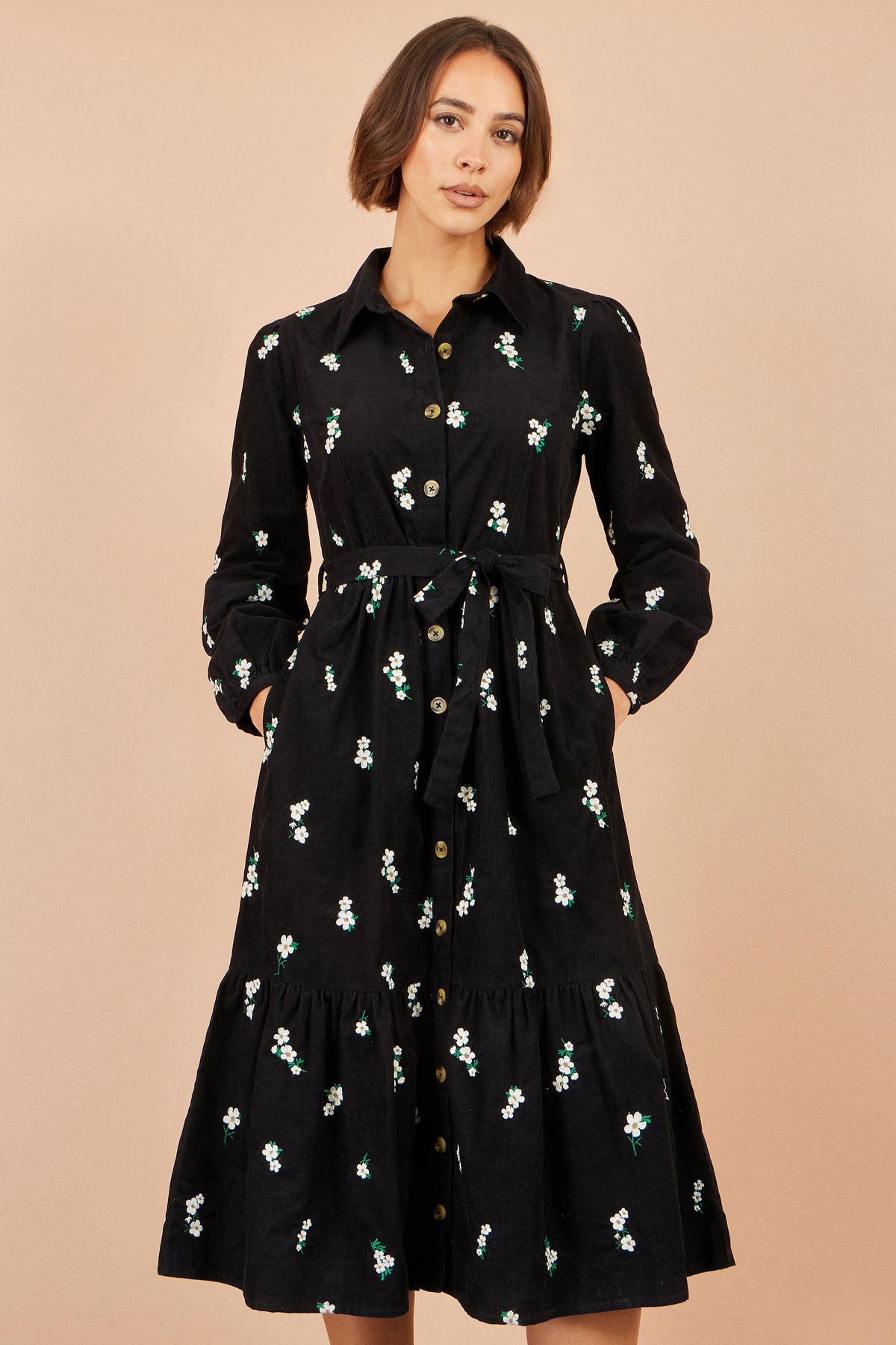 Yumi schwarzes Cordhemdkleid mit Gänseblümchen-Stickerei