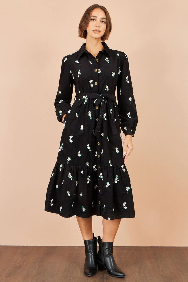 Vestido camisero de pana con bordado de margaritas negras de Yumi