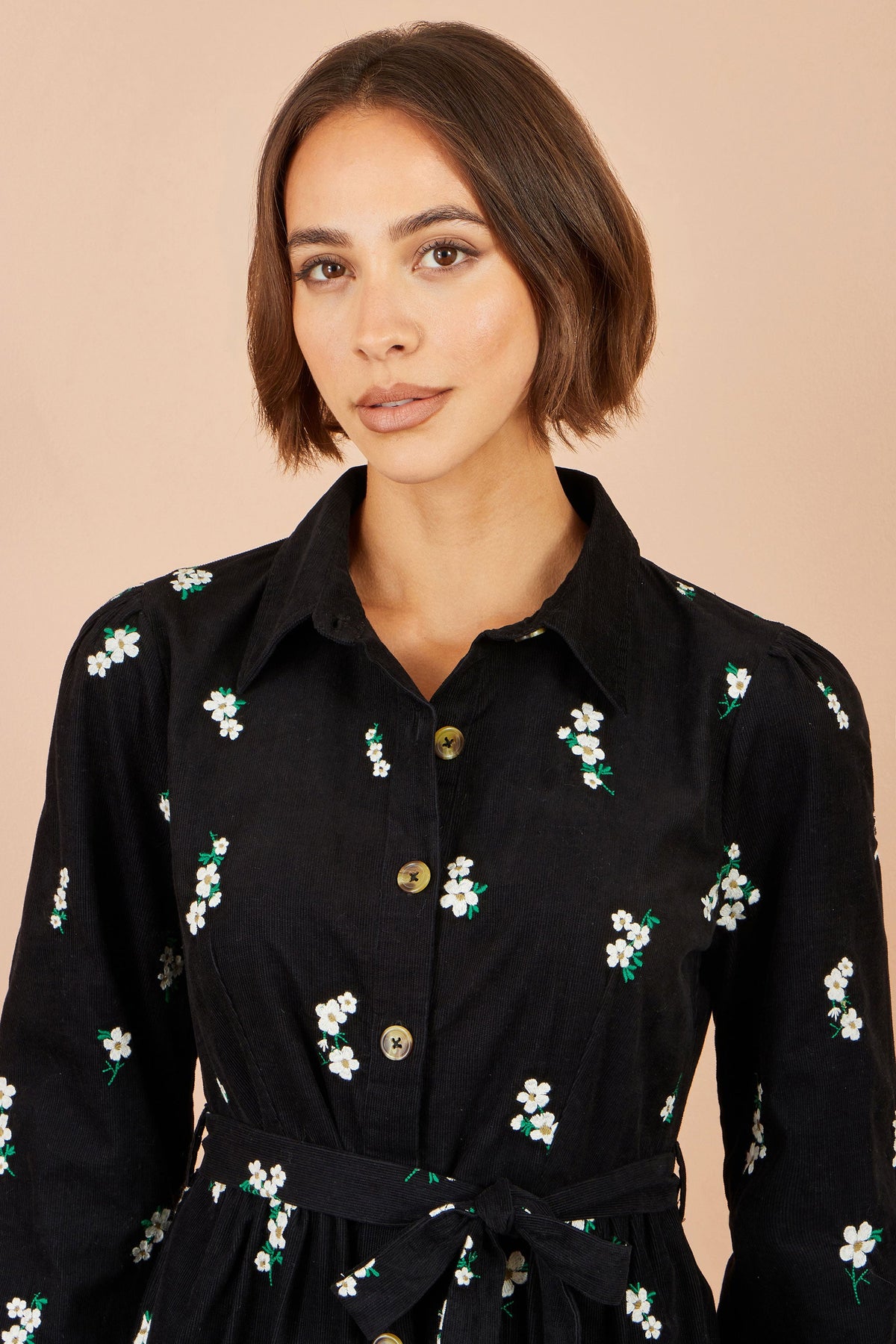 Yumi schwarzes Cordhemdkleid mit Gänseblümchen-Stickerei