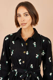Yumi schwarzes Cordhemdkleid mit Gänseblümchen-Stickerei