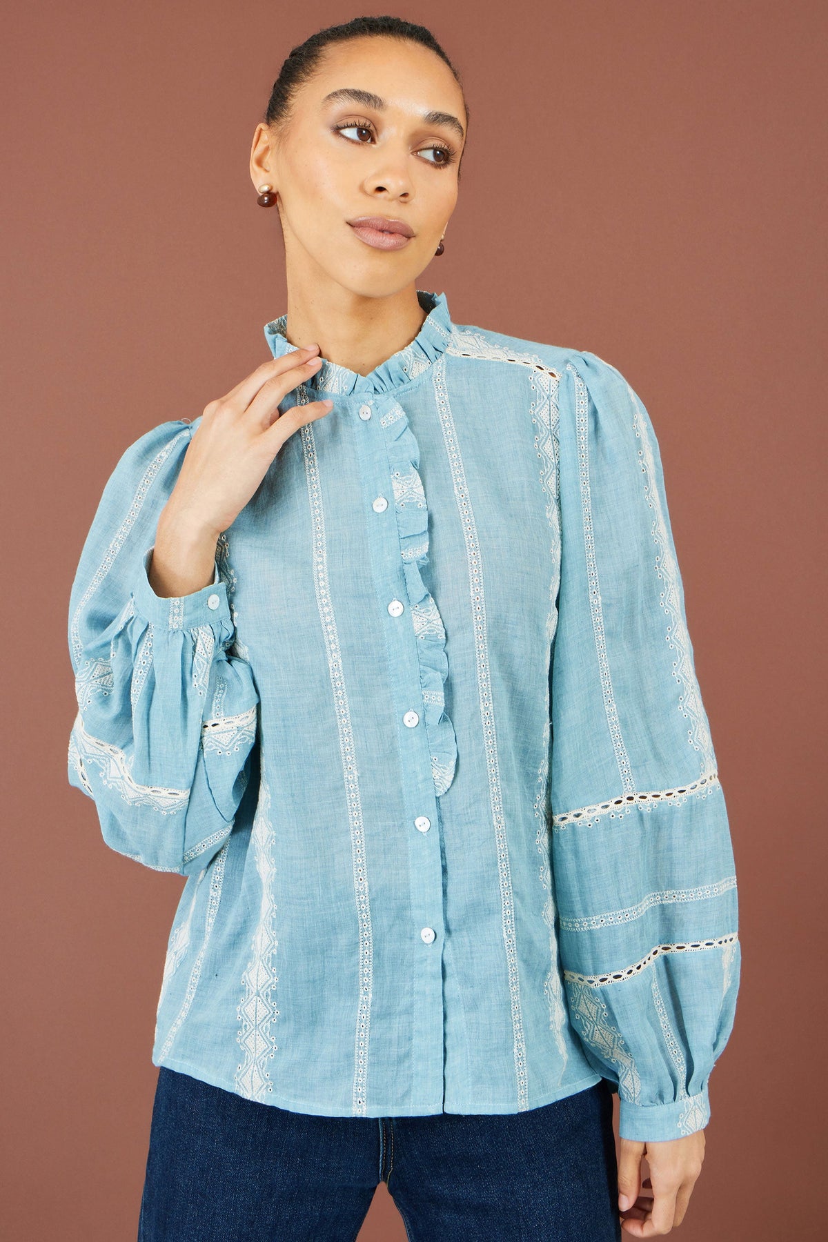 Camisa de panel bordado de algodón azul Yumi