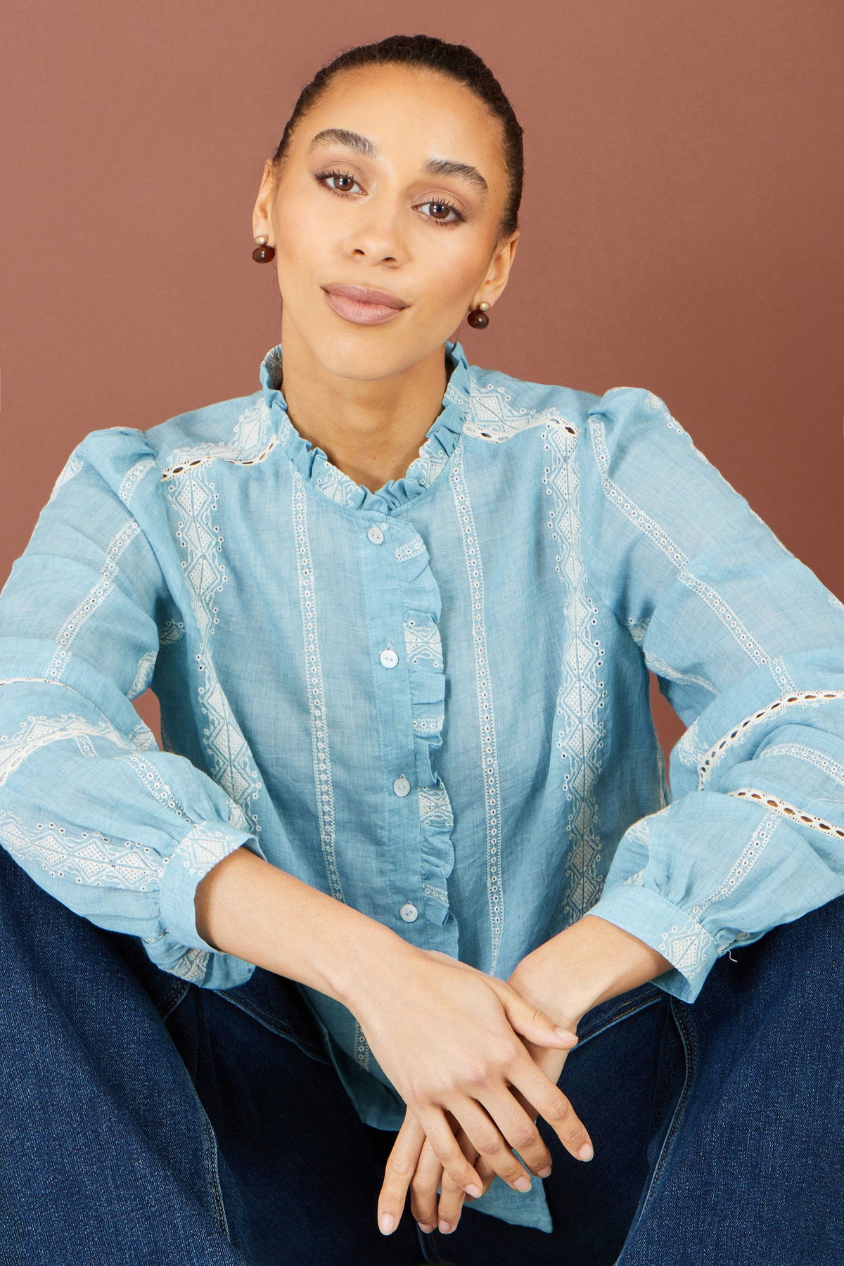 Camisa de panel bordado de algodón azul Yumi
