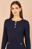 Abito midi in maglia di viscosa blu navy Yumi con bottoni