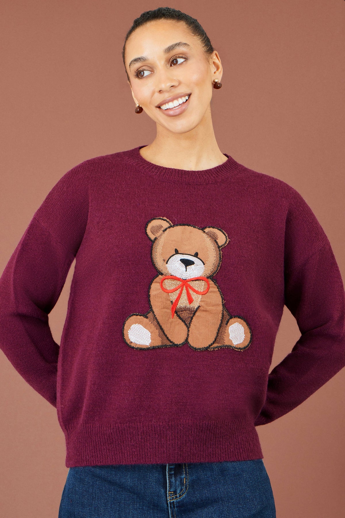 Yumi – Entspannter Pullover in Burgunderrot mit Teddybären-Motiv