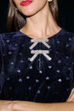 Yumi Marineblaues Samt-Oberteil in Herzform mit Schleifendetail