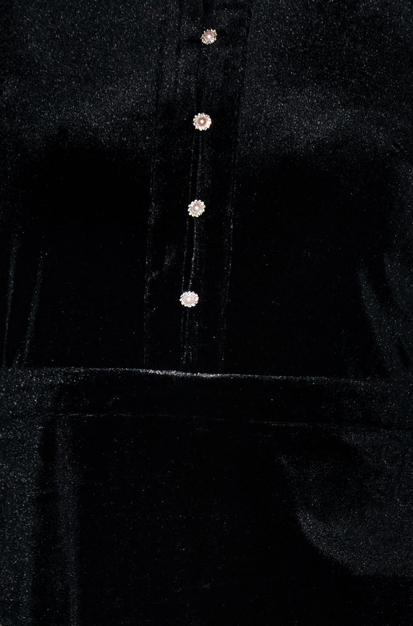 Vestido corto de terciopelo negro con mangas en contraste de Yumi