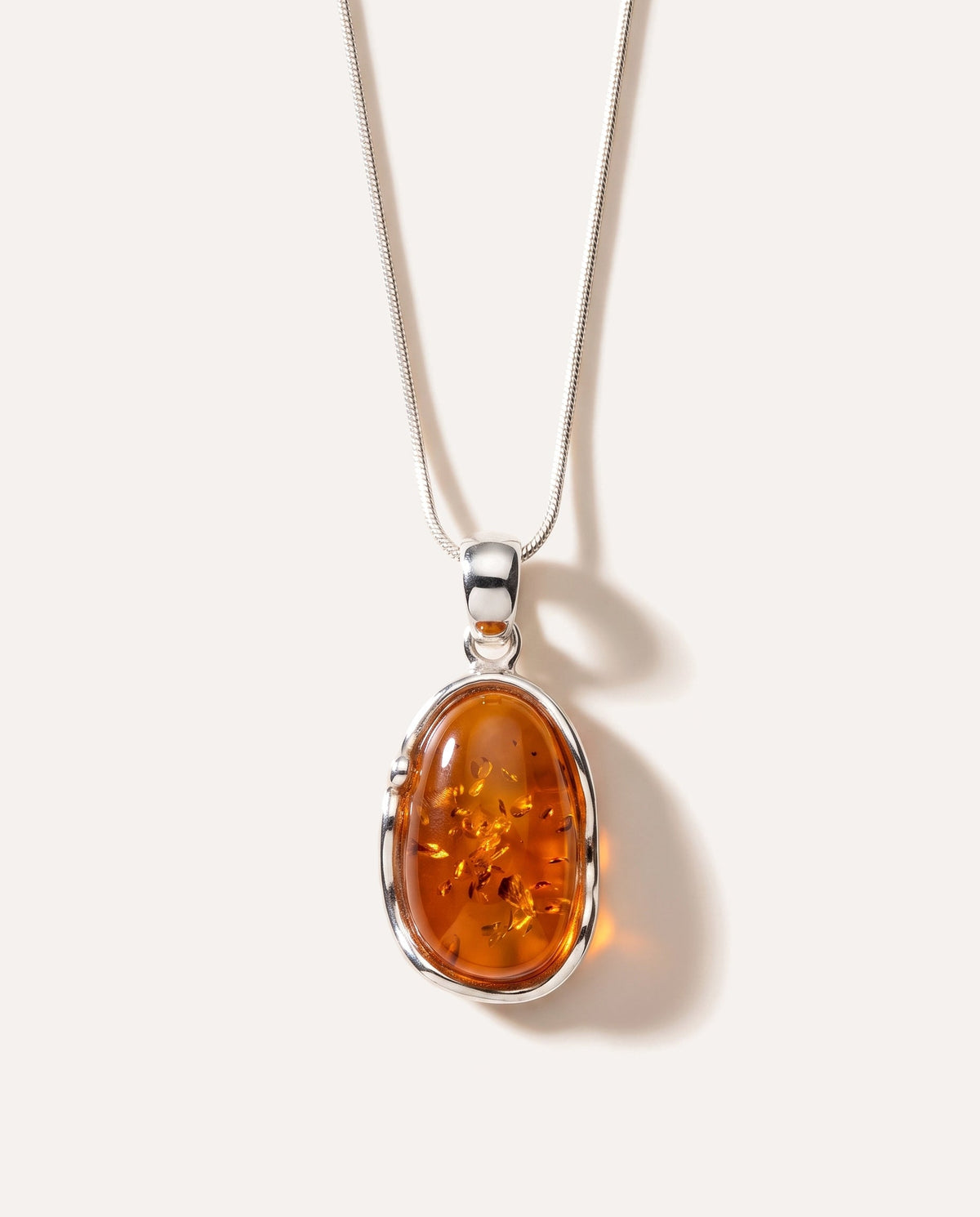 Collana pendente con ambra a onda