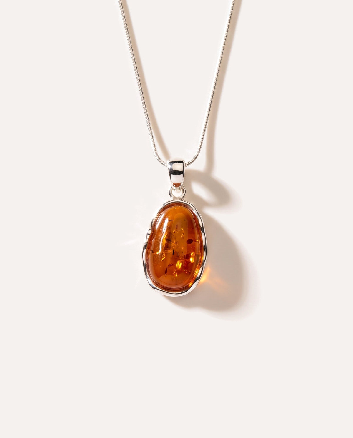Collana pendente con ambra a onda