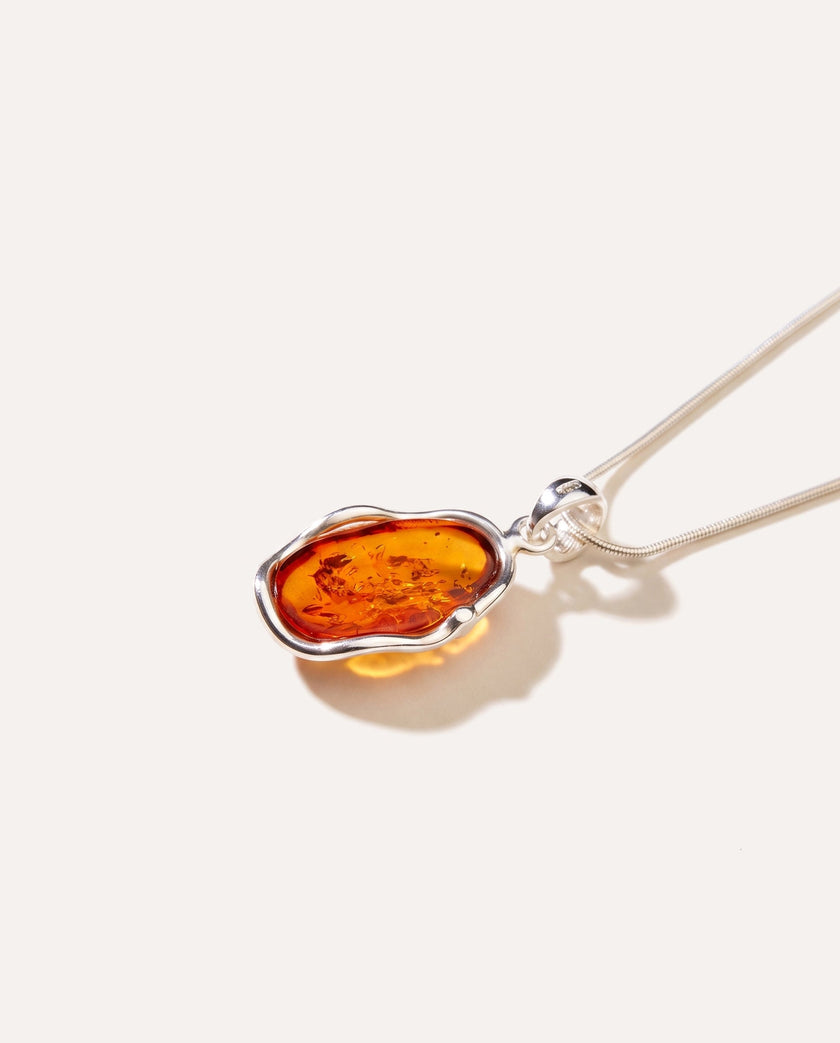 Collana pendente con ambra a onda