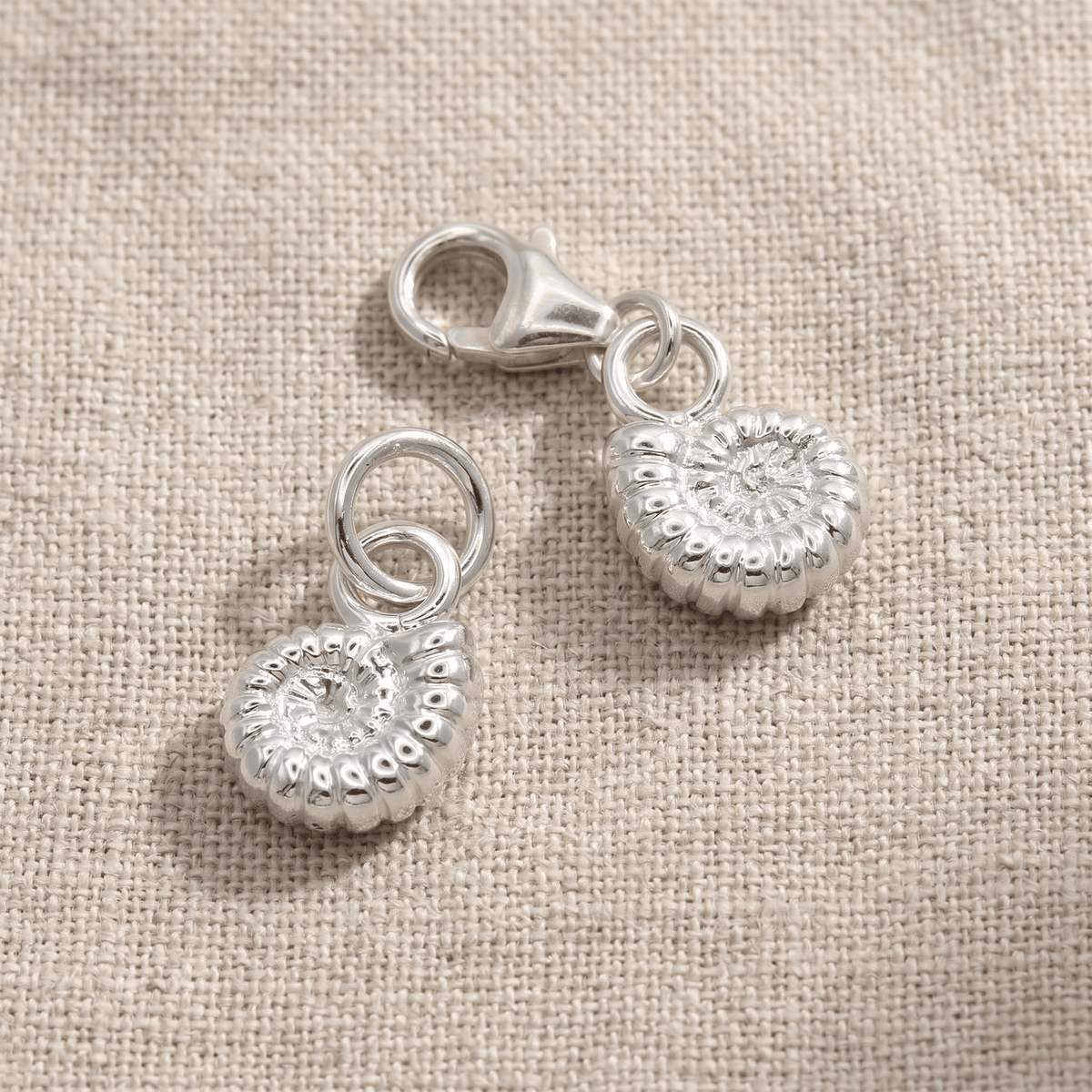 Ammonitfossil berlock i silver