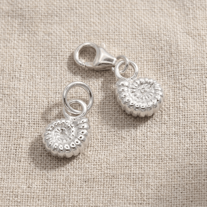 Ammonitfossil berlock i silver