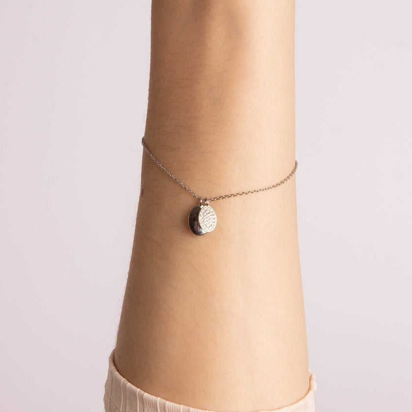 Diamonfire gravierbares Anhängerarmband mit pavébesetztem ovalem Anhänger