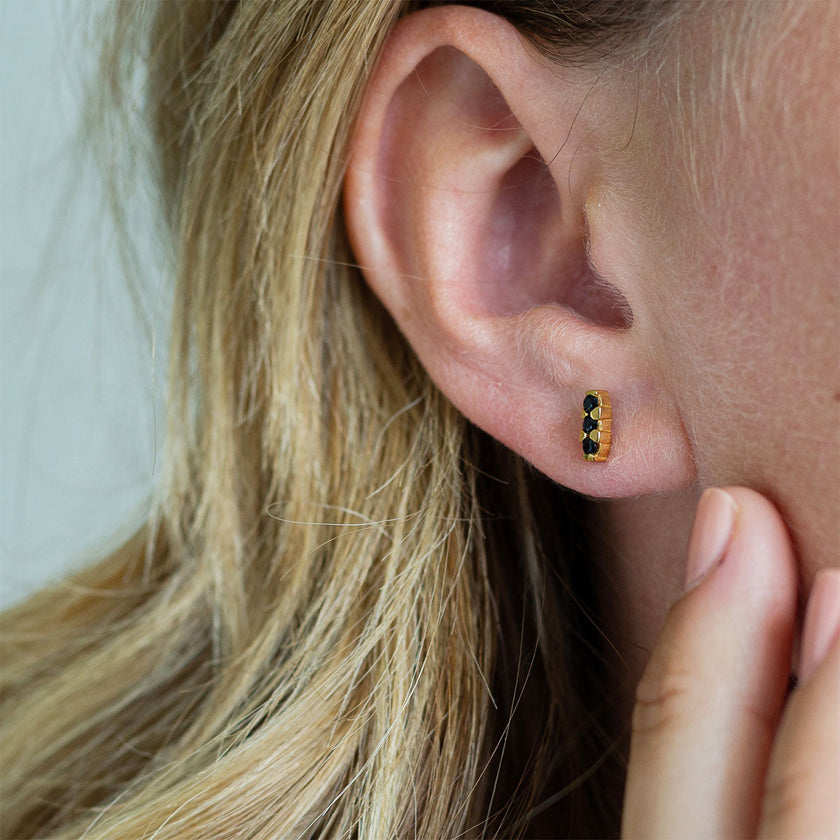 Boucles d'oreilles clous Trio en or avec zircones cubiques noires