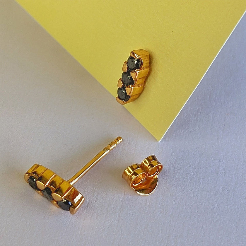 Boucles d'oreilles clous Trio en or avec zircones cubiques noires