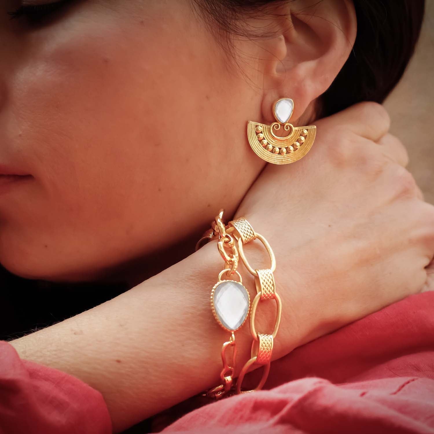 Odyssey Chunky Chain Bracelet with Irregular Doublet Gemstone: Mother of Pearl with Tanzanite