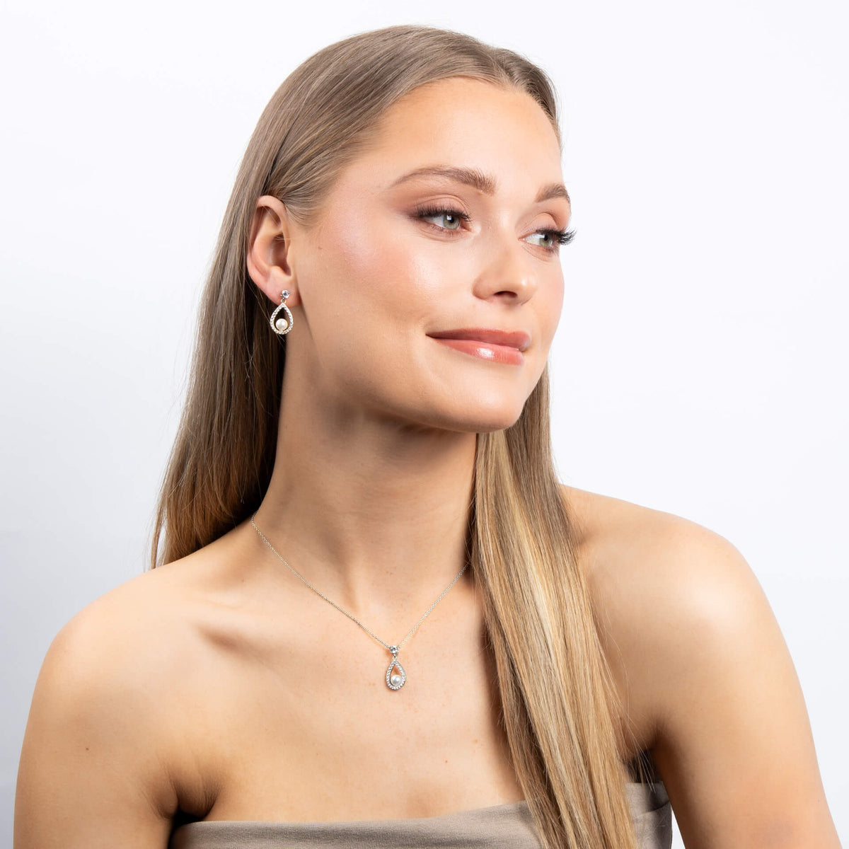 Diamonfire Halskette „Open Halo Teardrop“ mit Muschelkernperle