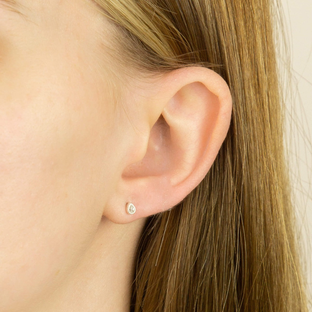 Beginnings Teardrop Ohrstecker mit Zirkonia