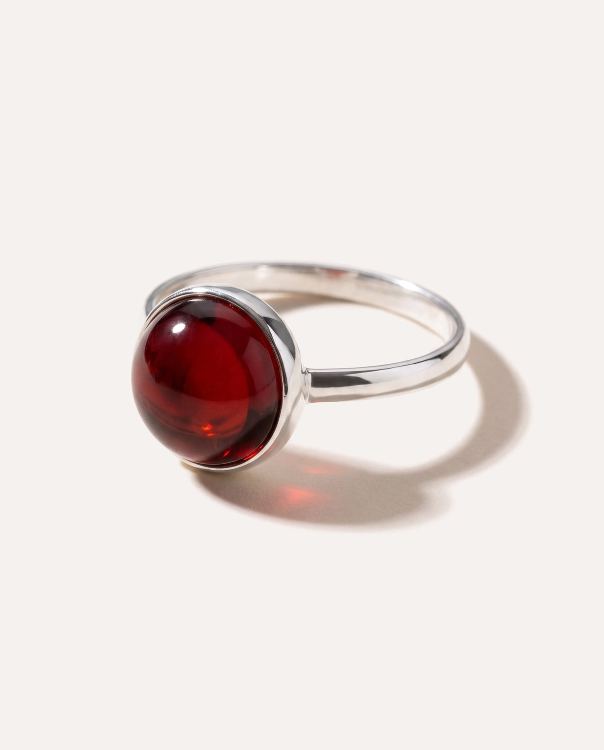 Anello solitario ESSENTIALS in ambra color rosso ciliegia