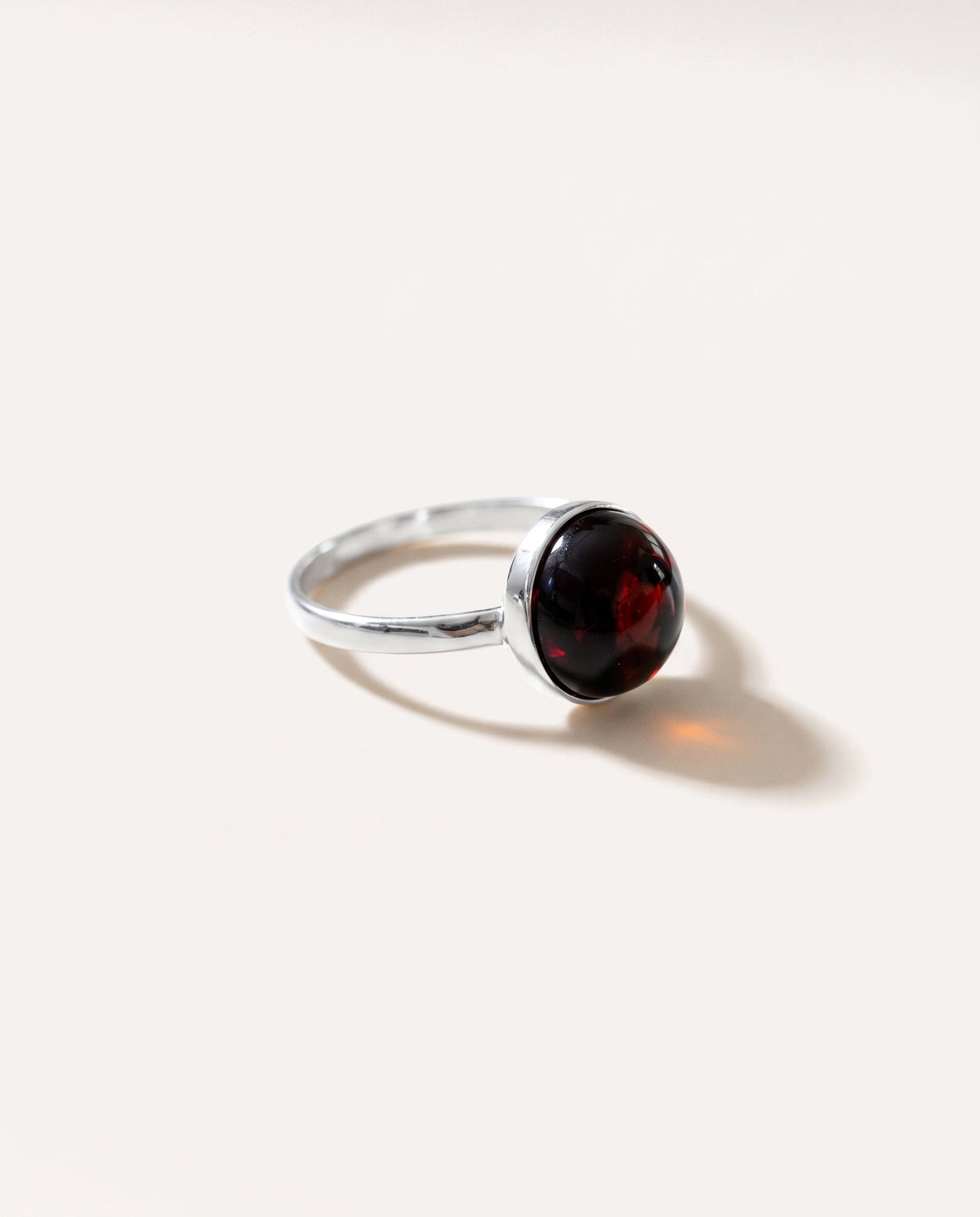 Anello solitario ESSENTIALS in ambra color rosso ciliegia
