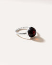 Anello solitario ESSENTIALS in ambra color rosso ciliegia